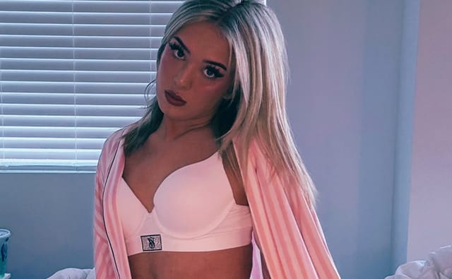 Ashlyn Angel and Jill Palmer perform oral sex in a VR POV scene featuring 60 FPS non-pov footage and medium tits.
