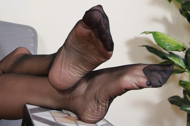 Irresistible LadyNight Gives You A Foot Tease That Will Blow Your Mind VRFootFetish Lady Night — photo 4