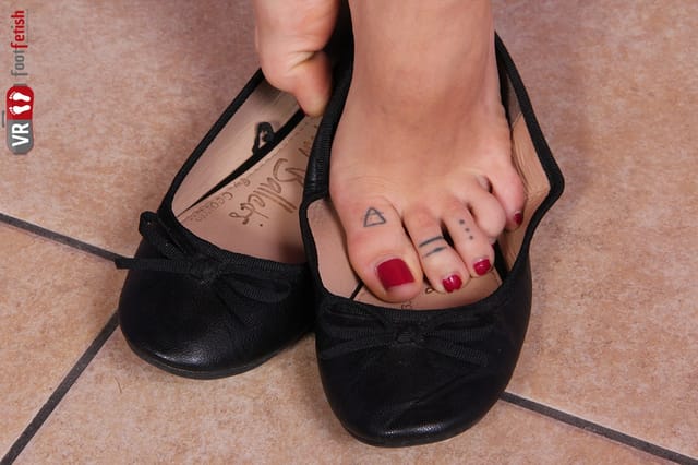 Irresistible Aradia Teases You With Her Painted-Toenail Feet VRFootFetish — photo 3