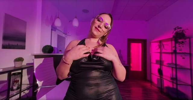 chubby_lea_neo_and_her_wet_pussy_SqueezeVR_vr porn video — photo 3