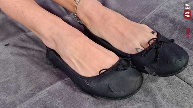 Dazzlingly Beautiful Aradia Tries On Different Pairs Of Hold-Ups VRFootfetish — photo 3