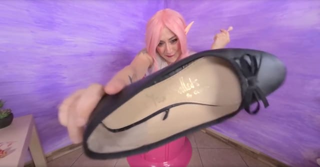 Daddys Girl Ammalia Flaunting And Licking Her Sexy Feet VRFootfetish — photo 2