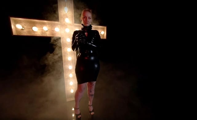 Ripping off my black latex dress Amanda KinkyGirlsBerlin — photo 1