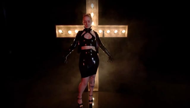 Ripping off my black latex dress Amanda KinkyGirlsBerlin — photo 10