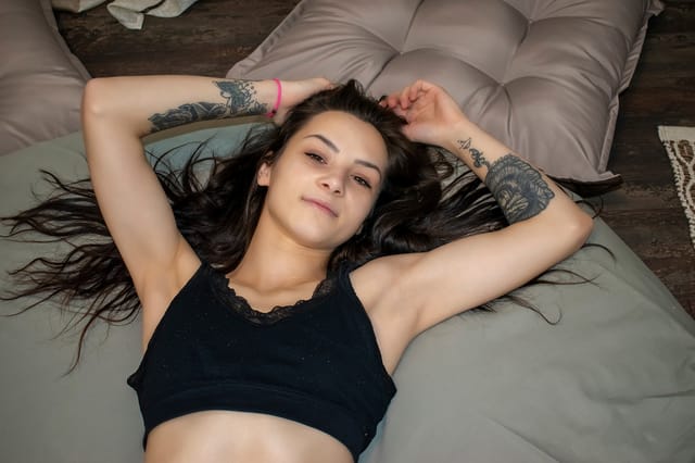 Zoe Foxxy - Amateur brunette teen plays her pussy like a banjo VRStars — photo 4