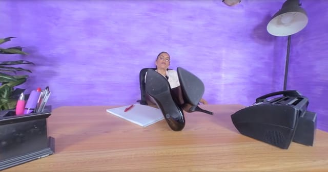Sexy secretary Chiara gives you a proper foot tease VRFootFetish — photo 4