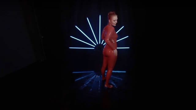 Red latex lady takes a shower Amanda KinkyGirlsBerlin — photo 7