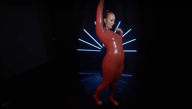 Red latex lady takes a shower Amanda KinkyGirlsBerlin — photo 4