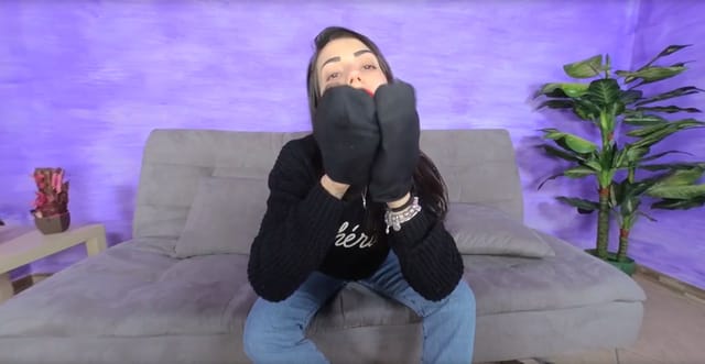 Seductive Petra lures you with her sweaty feet after an intense workout VRFootFetish — photo 4