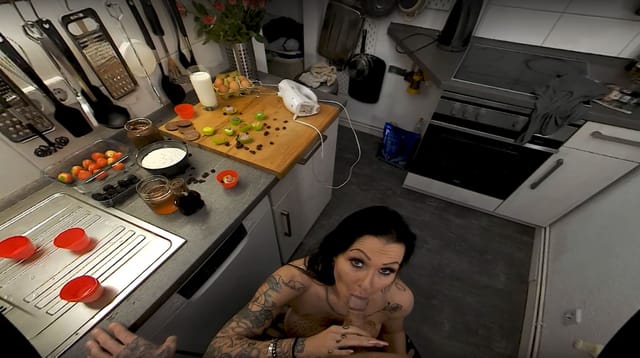 Julia Exclusiv A Tattooed Milf Gets Horny And Naughty In The Kitchen LibertineVR — photo 1