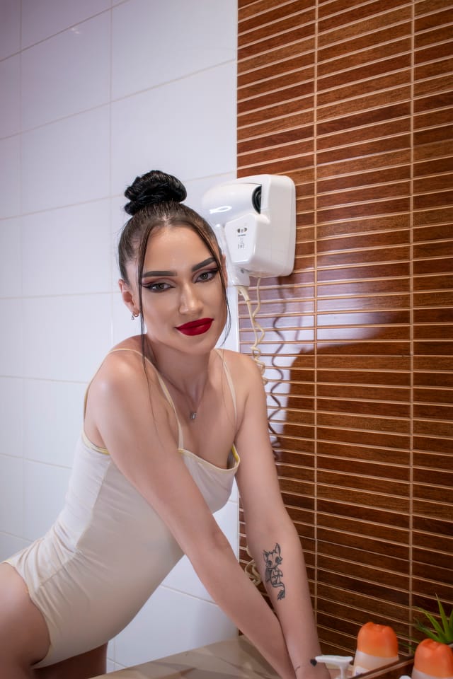 Brunette Skinny Teen Playing With Her Pussy in The Shower WoowVR vrporn video — photo 5