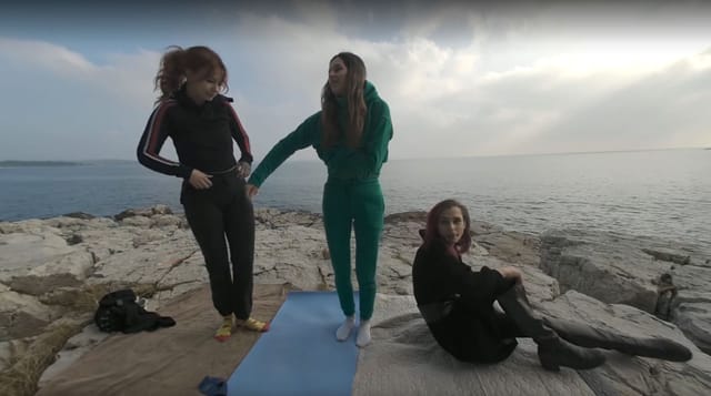 Cheri Josie Poppy Winter Beach Vacation Nude Yoga Outdoors VRgoddess — photo 3