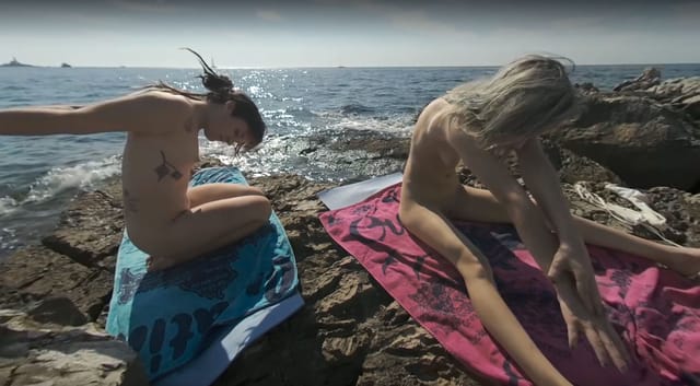 Poppy And Brille Doing Naked Yoga On The Beach Hot Girls Vacation VRgoddess — photo 3
