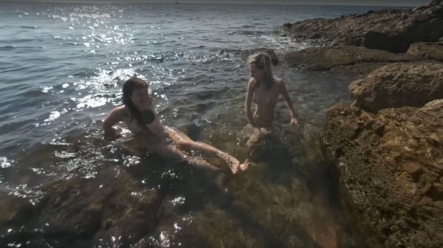Vacation Poppy Brille Skinny Dipping In The Sea Then Eating Drinking Chilling Sunbathing Nude Beach VRgoddess — photo 2