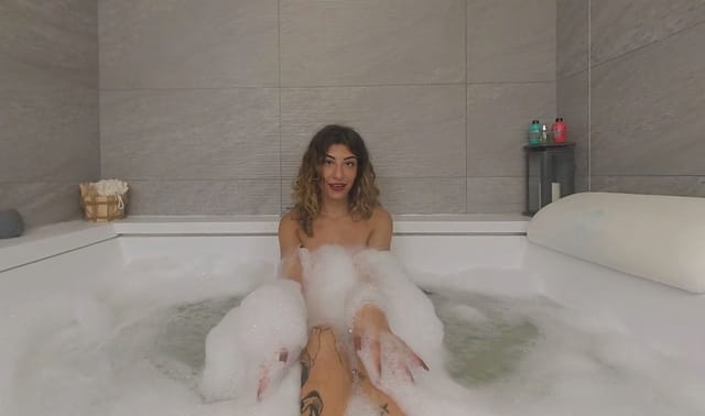 Wet And Wild Jacuzzi Sex ItalianFetishVR — photo 10