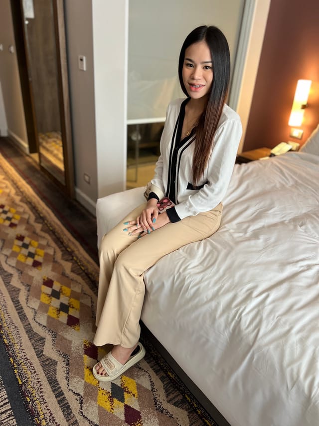 19Yo Cute Asian Saleslady Seduced into Anal Porn Mimi VRinAsia — photo 1