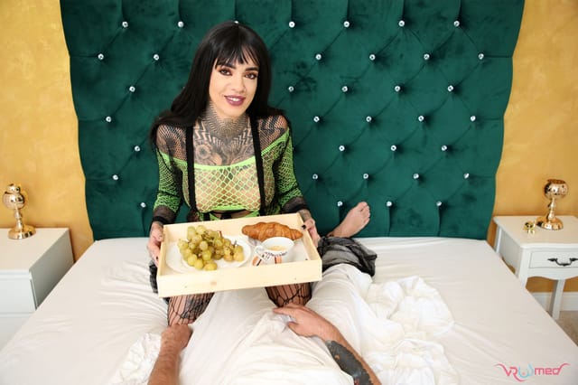 All Inclusive Meal in Bed - Monna Trixx VRoomed — photo 3