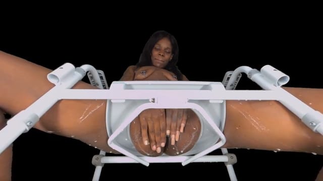 Milky Chocolate - Ebony Drenched in White Toilet POV Chocolate Bae Ebony VR Solos — photo 4