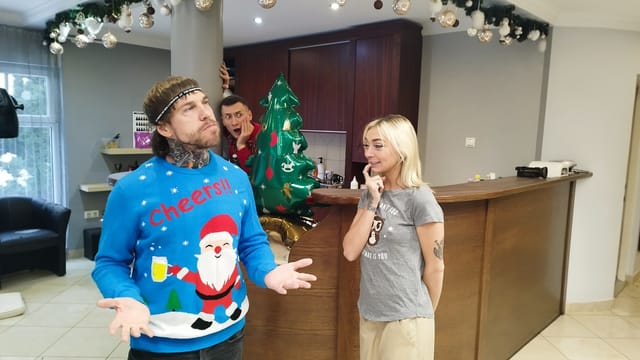 CHLOE TEMPLE CHRISTMAS VR PART THREE - CREAMPIE THREESOME REUNITES BEST FRIENDS — photo 3