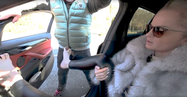 Sabdeluxe - Car Footjob Sabdeluxe VR — photo 7